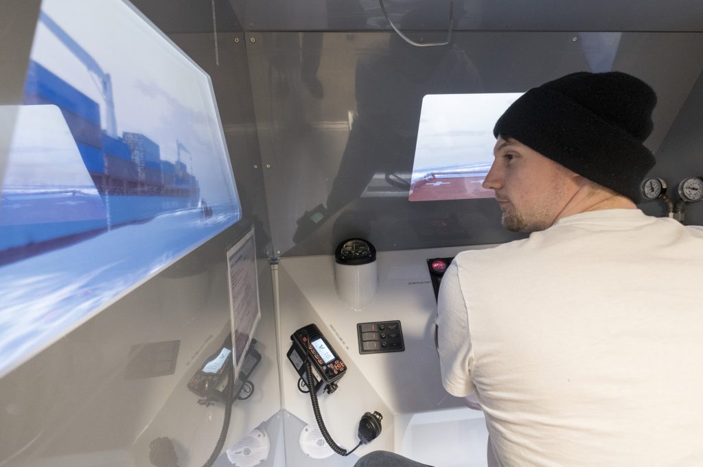 学生在海洋模拟器中驾驶一艘船