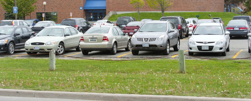 巴里校区乔治亚学院停车场的一排汽车必赢彩票首页苹果官方版