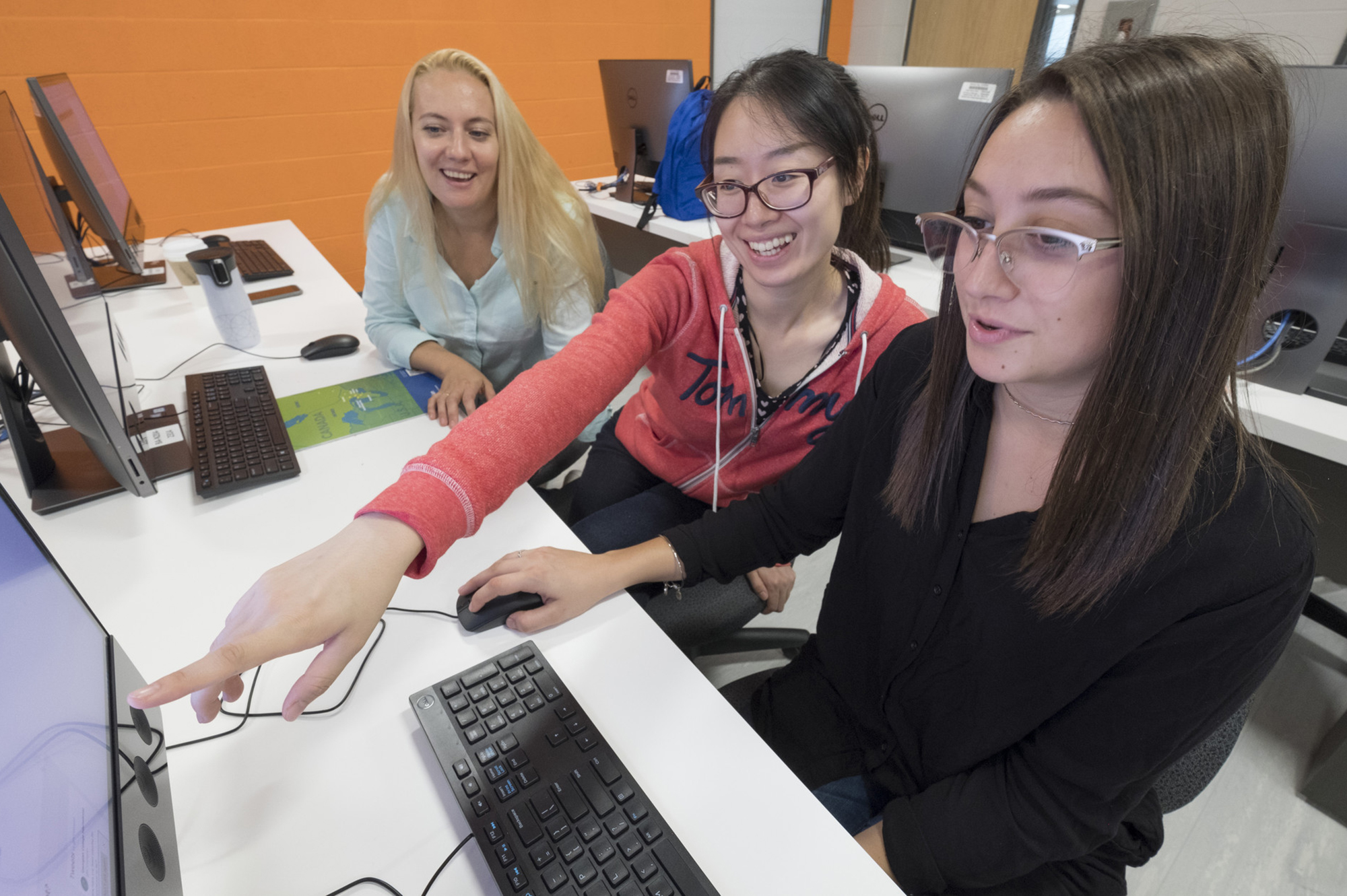 三个女学生在电脑前工作
