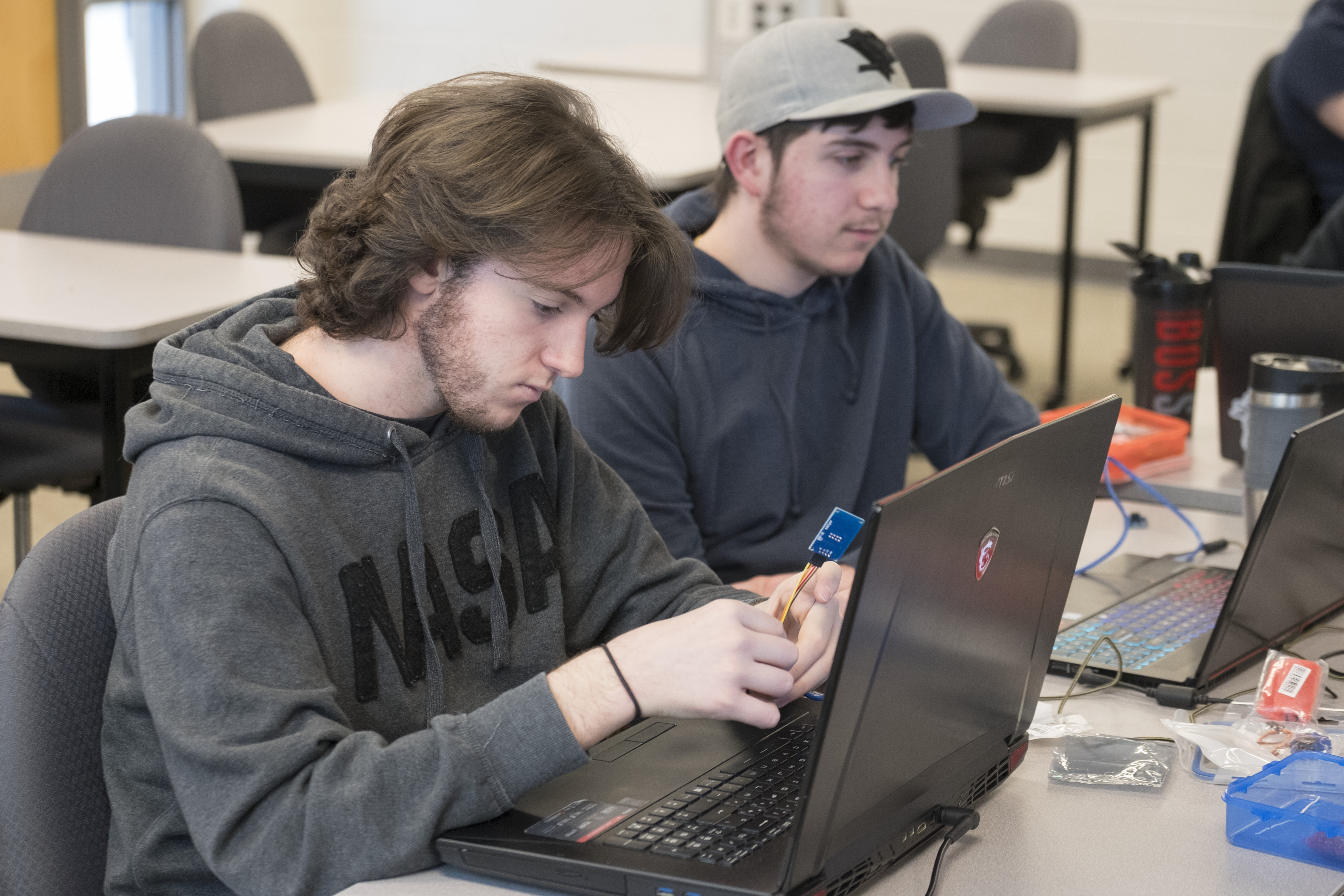 两个男生在计算机科学课上