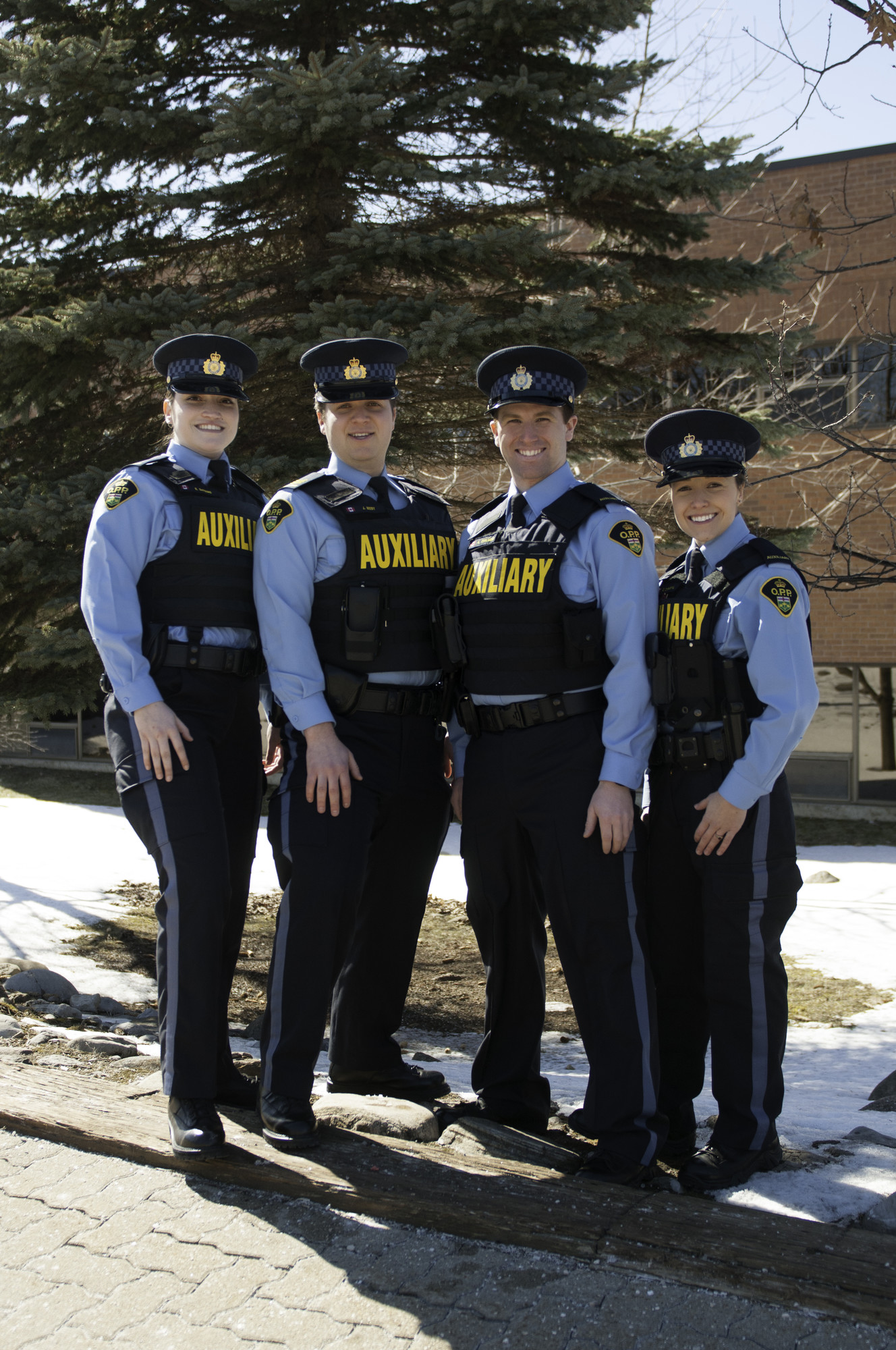 4名Orillia警察基金会的学生穿着制服