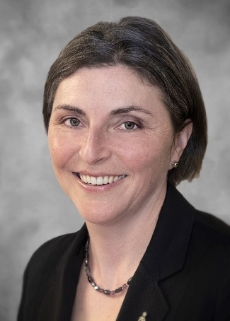 Rebecca Sabourin博士的头像，副院长，女人短发下巴长，黑色夹克，项链与珠子和温暖的微笑