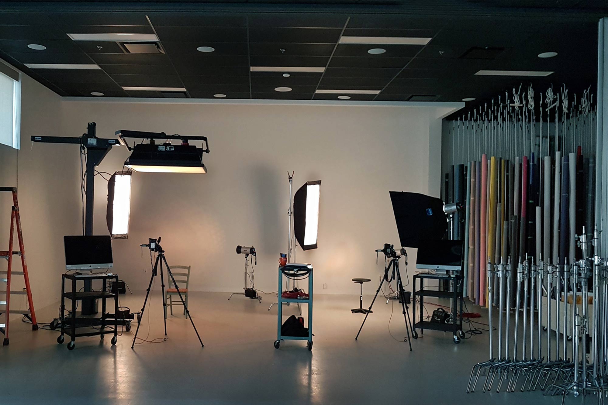 摄影工作室设有相机和电脑设备，照明，三脚架，背景和更多