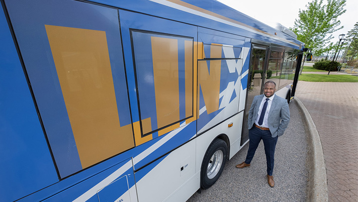 Ronjay Clarke站在乔治亚大学巴里校区外的一辆Simcoe县LINX巴士旁必赢彩票首页苹果官方版