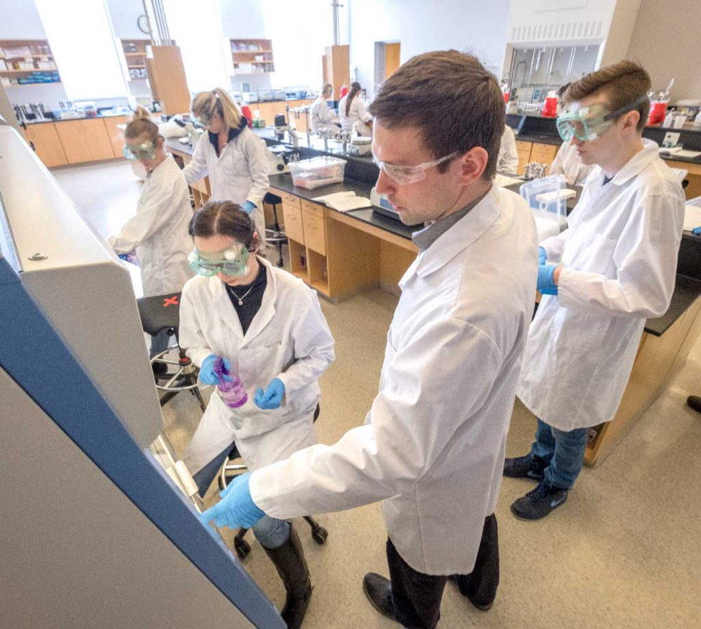 一群穿着实验室工作服、戴着安全眼镜的男女学生在乔治亚学院巴里校区的化学实验室里进行文化测试必赢彩票首页苹果官方版