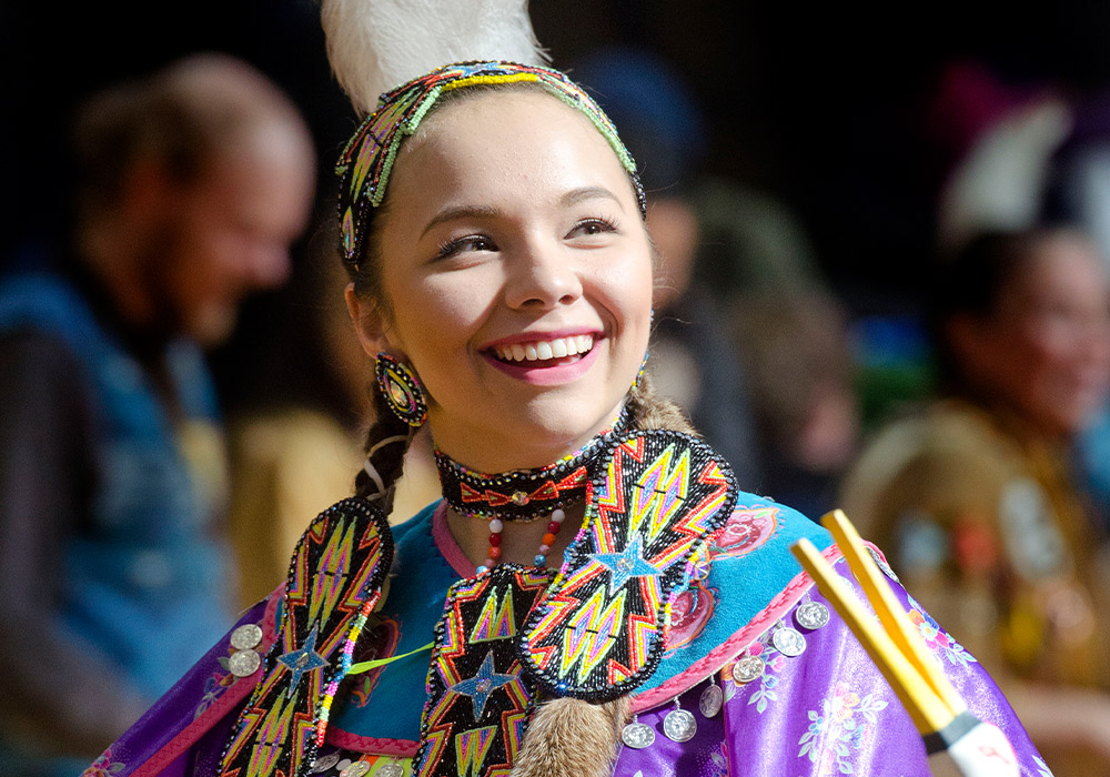 身穿传统原住民服饰的女子在格鲁吉亚学院举行的帕瓦仪式上必赢彩票首页苹果官方版