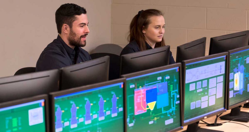 格鲁吉亚海洋工程技术计划的女学生和男学生在计算机实验室中工作的紧急职责模拟器