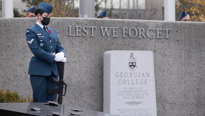 2021年阵亡将士纪念日，身穿蓝色军装的仪仗队成员站在乔治亚学院巴里校区纪念碑前必赢彩票首页苹果官方版